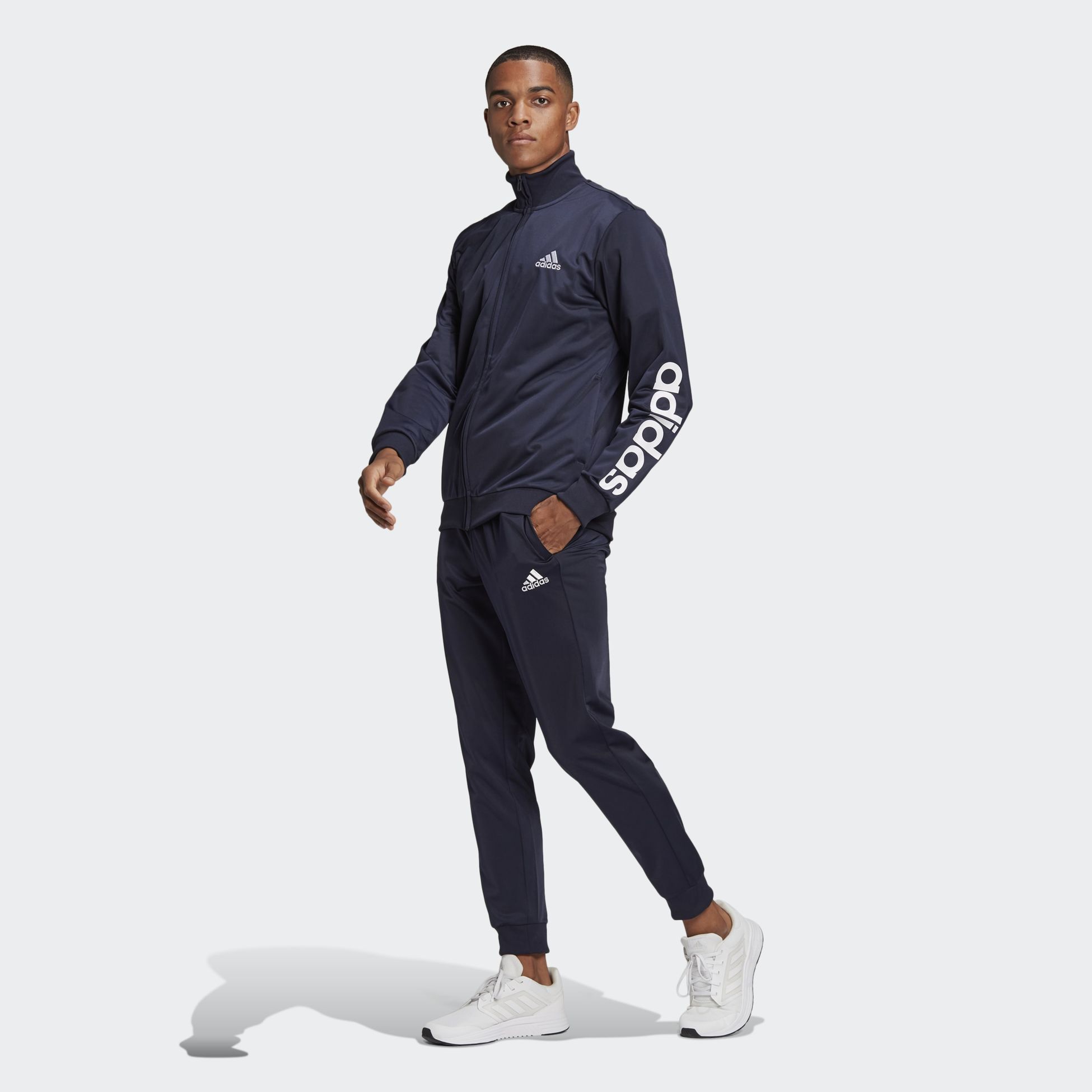 ADIDAS Primegreen Essentials Linear Logo Tracksuit på stadium.se